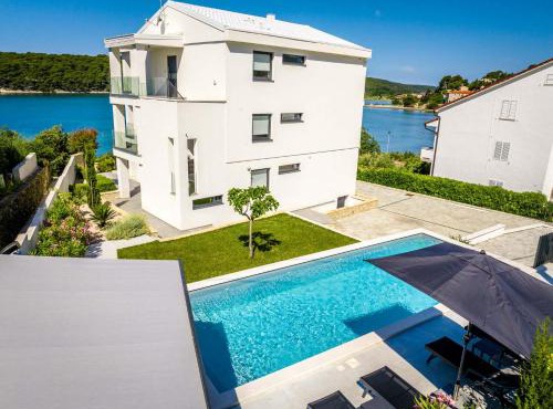 Villa Veronica with pool first line at sea