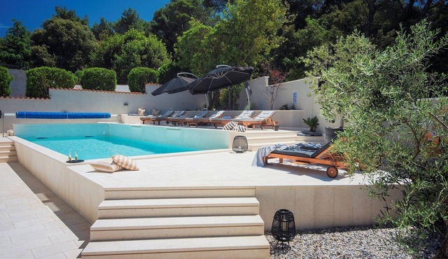 Villa VOGUE with pool 300m from the beach near Pula