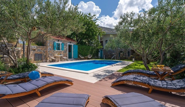 Villa Vultana with heated pool, 4 bedrooms, 3.5 bathrooms, 10 persons max