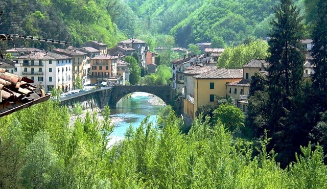 Villa with 6 double bedrooms and 5 bathrooms.River views, pool and walk to town