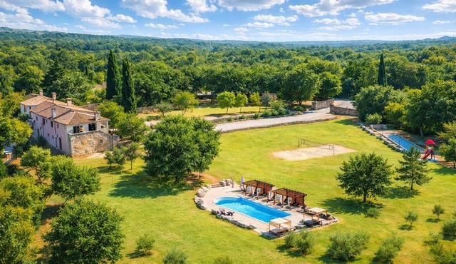 Villa with 9 bedrooms for 22 people STANCIJA NEGRICANI