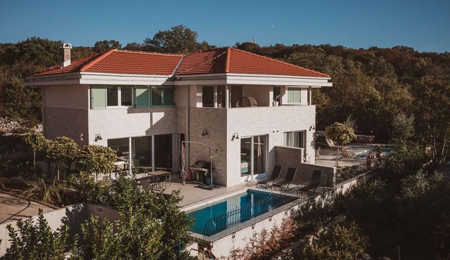 Villa with a beautiful view of the sea and with a heated pool.