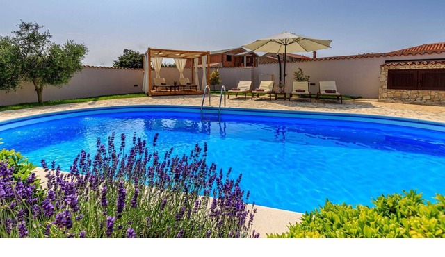 Villa with large garden and pool, ideal for 8 people, only 10 minutes from Pula
