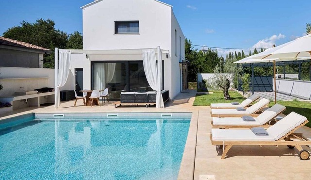 Villa with pool, air conditioning, internet and a large covered terrace