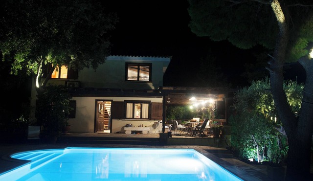 Villa with pool and basketball court, pet friendly
