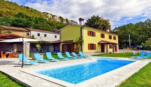 Villa with pool and air conditioning