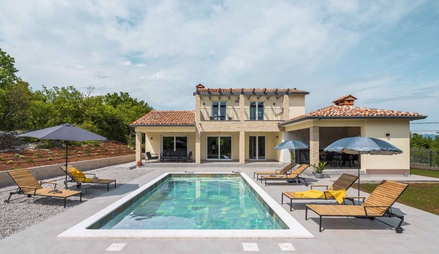 Villa with pool and large garden