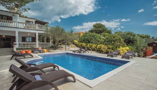 Villa with pool and sea view