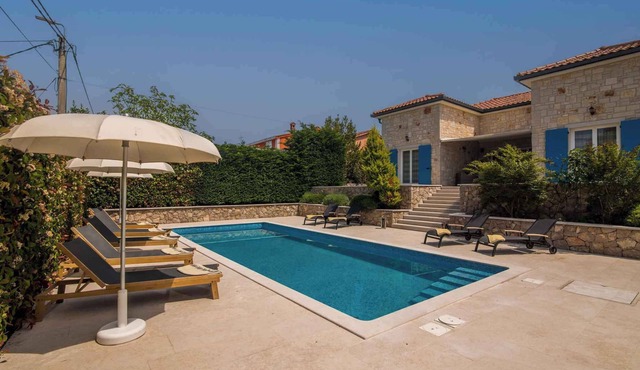 Villa with pool for 8 people