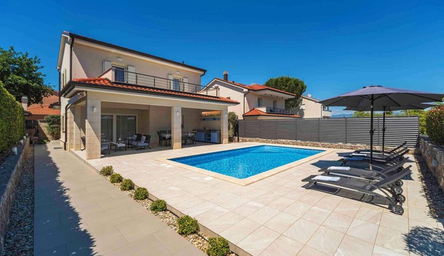 Villa with pool for 8 people