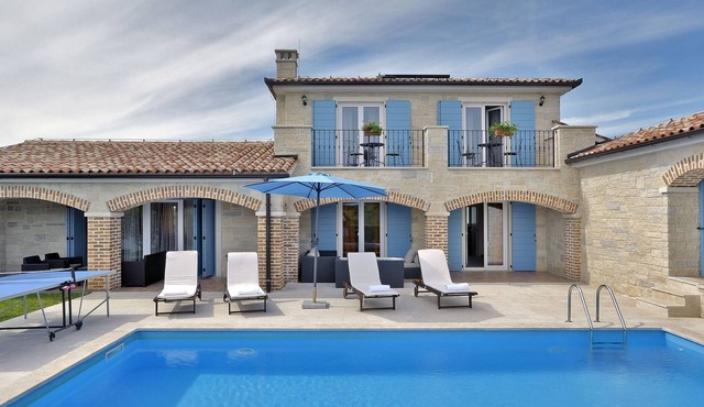 Villa with pool for up to 10 people close to the beach located in Medulin