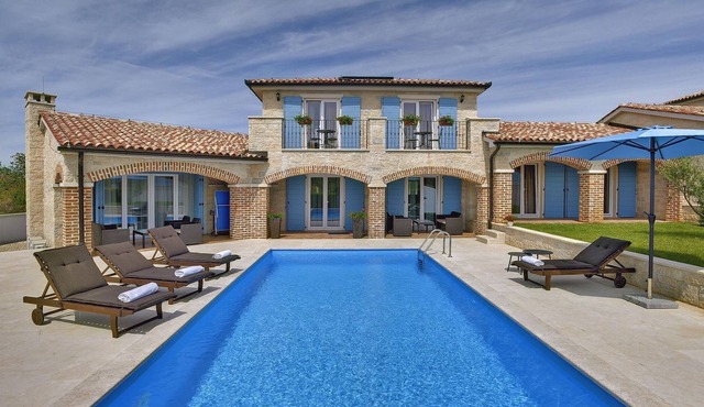 Villa with pool for up to 10 people close to the beach located in Medulin