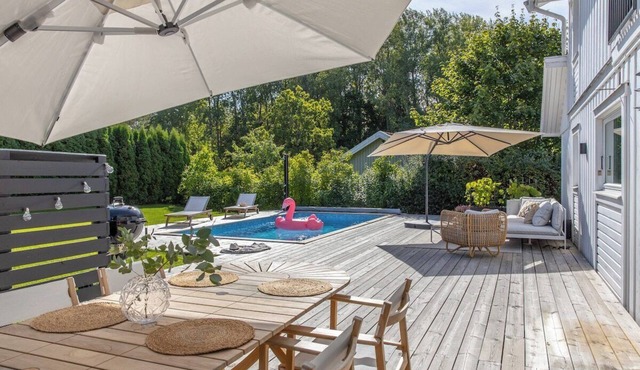 Villa with Pool & Sauna - 5 min walk to the water