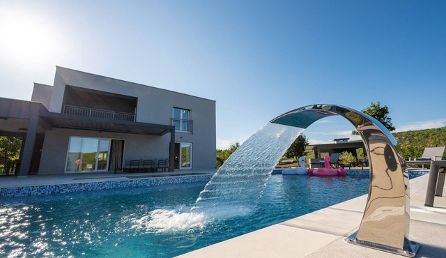 Villa with private pool, jacuzzi and table tennis