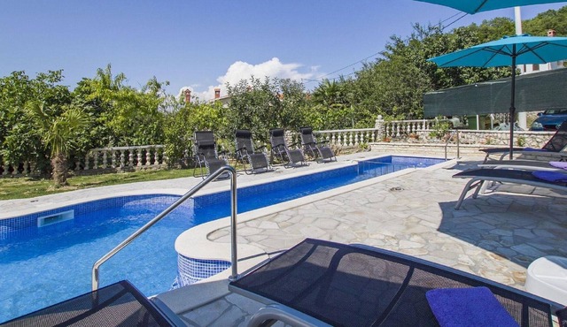 Villa with private swimming pool and garden for up to 10 people