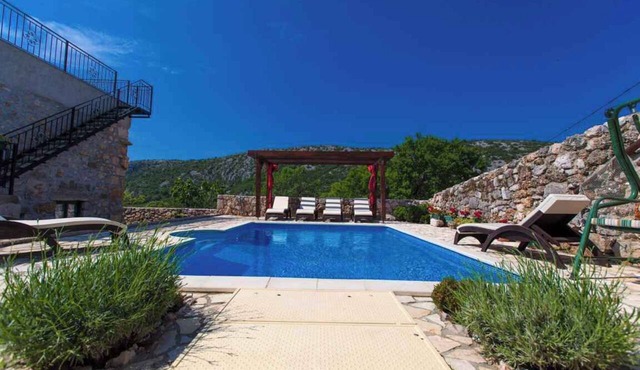 Villa with sauna and pool