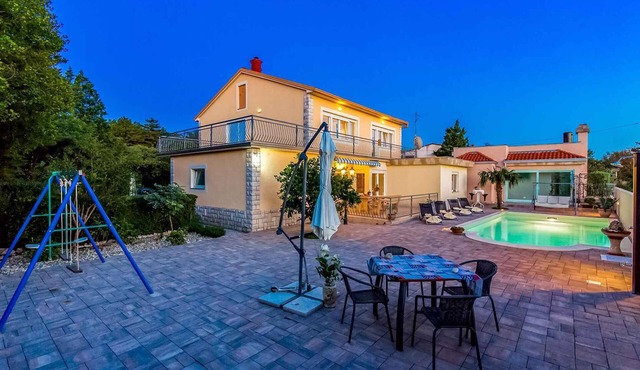Villa with swimming pool