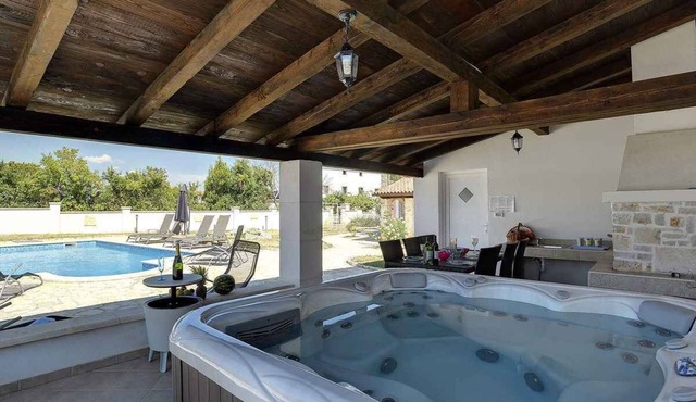 Villa with swimming pool and jacuzzi
