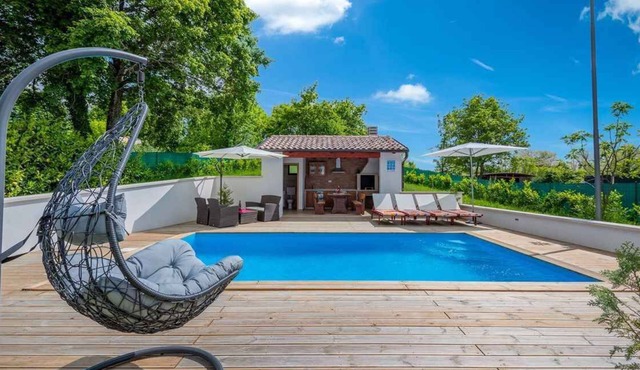 Villa with swimming pool and garden kitchen
