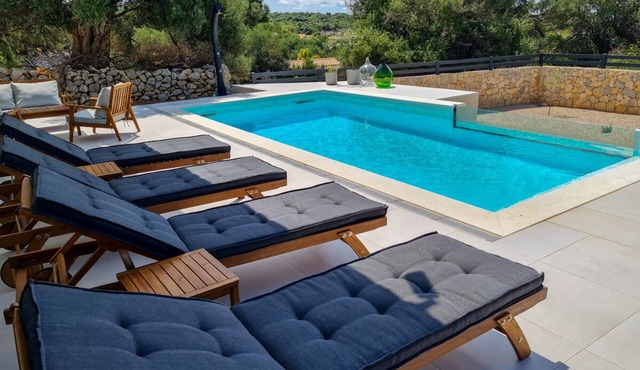 Villa Zahara - Four Bedroom Villa, Sleeps 8