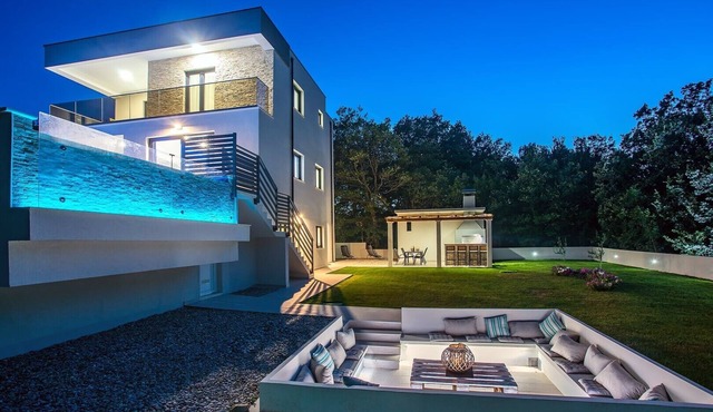 Villa Zora -luxurious villa with heated pool, sauna, 4 bedrooms, 10 persons max