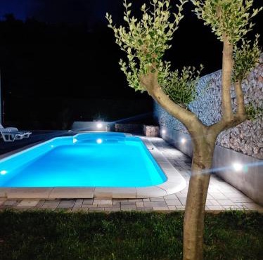 Village holiday apartman with heated pool Maslina