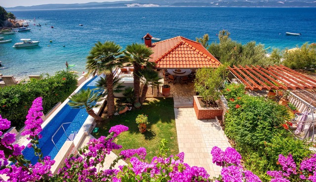 VIP Villa Lady- pool and jacuzzi on the beach