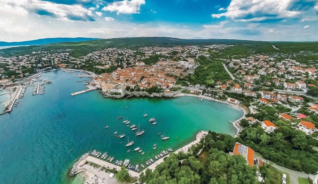 Wake up in the morning to magnificent sea views in this luxury vacation home.