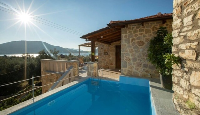 Watch the sunrise over the bay comfortable apartment with private pool, Nidri