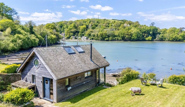 Water Edge Boathouse - On the River Dart