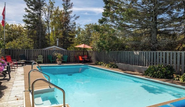 Waterfront Cottage with Pool, 20 min from town