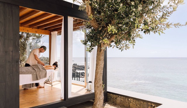White Exclusive Suite & Villas