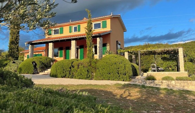 Wonderful little "Villa Istra" with fantastic garden and heated pool