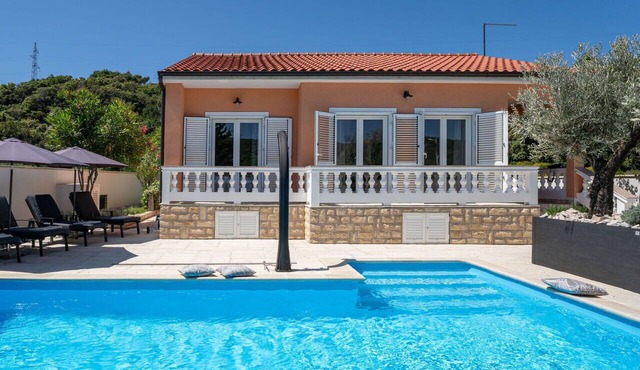 Wonderful private villa for 4 guests with internet, private pool, A/C, TV and patio