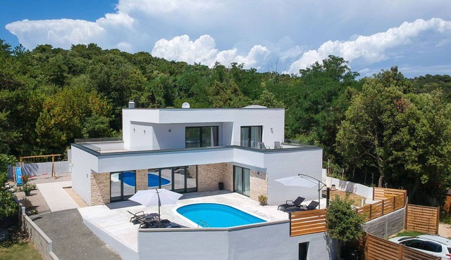 Wonderful private villa with hot tub, WIFI, A/C, private pool, TV, patio and pets allowed