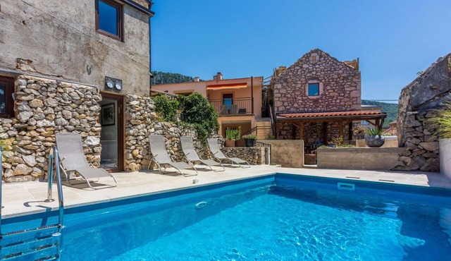 Wonderful villa for 14 guests with WIFI, A/C, pool, TV, terrace, pets allowed and parking