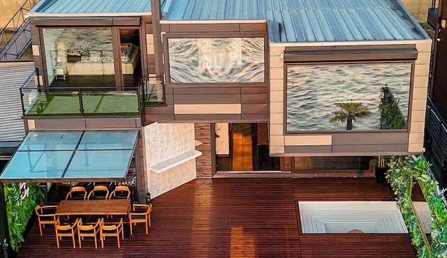 WTF lounge 4-bedroom house boat in Belgrade