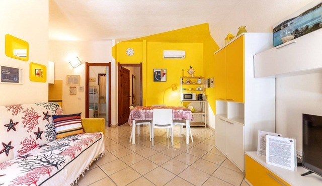 Yellow House with garden, 130 meters from the beach