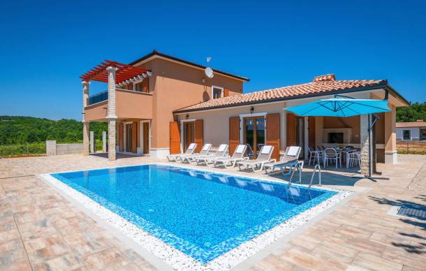 3 bedroom accommodation in Paradiz