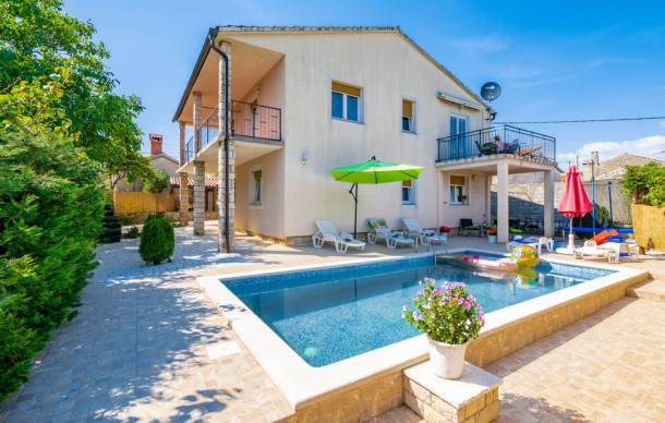 4 bedroom accommodation in Peruski