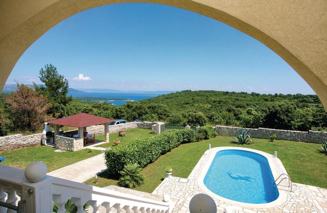 5 bedroom accommodation in Kavran