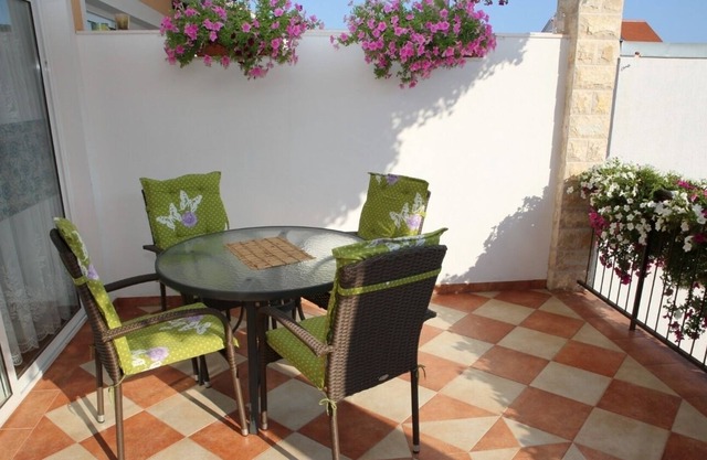 Apartment Zdenka - cosy apartments for 2-3 person: A1B(2+1) - Vodice, Riviera Sibenik, Croatia