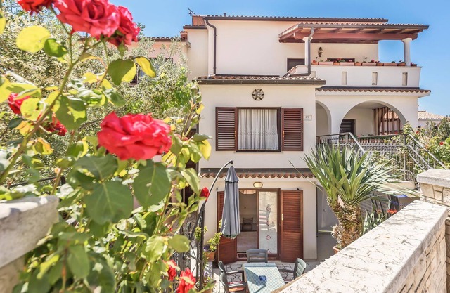 Bring your pet on vacation in this vacation apartment by the sea!