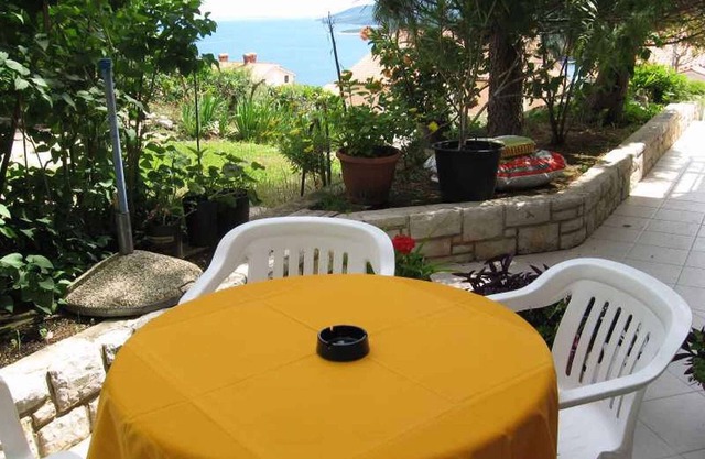 Holiday apartment with terrace and sea view