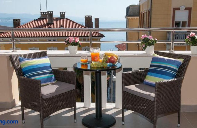 Iva, Opatija centar