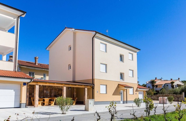 Modern apartment with 3 bedrooms, balcony and WiFi