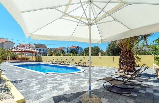 One bedroom apartment with a swimming pool Bibinje (Zadar) (A-6121-b)