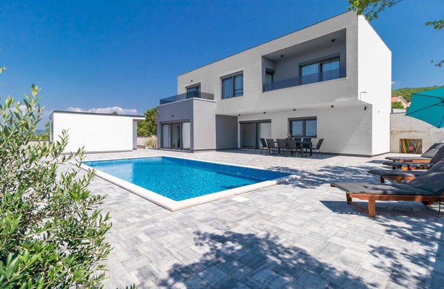 Stunning home in Smrika