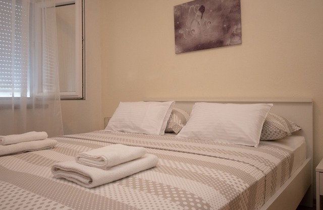 Two bedroom apartment with terrace and sea view Povljana, Pag (A-6298-b)