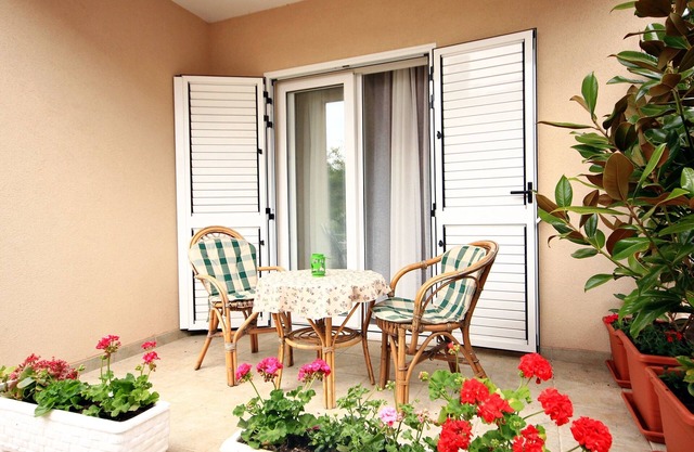 Two bedroom apartment with terrace Vinišće, Trogir (A-10008-b)
